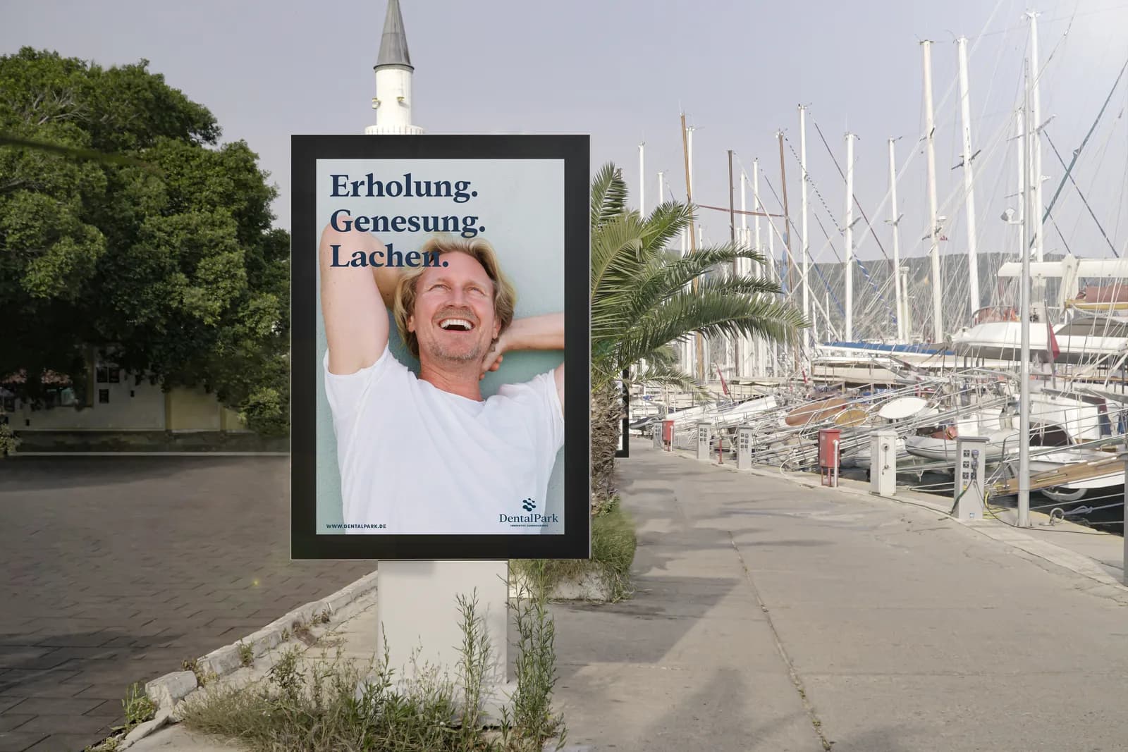 City-Light-Plakat an einer Hafenpromenade mit der Zeile Erholung. Genesung. Lachen.
