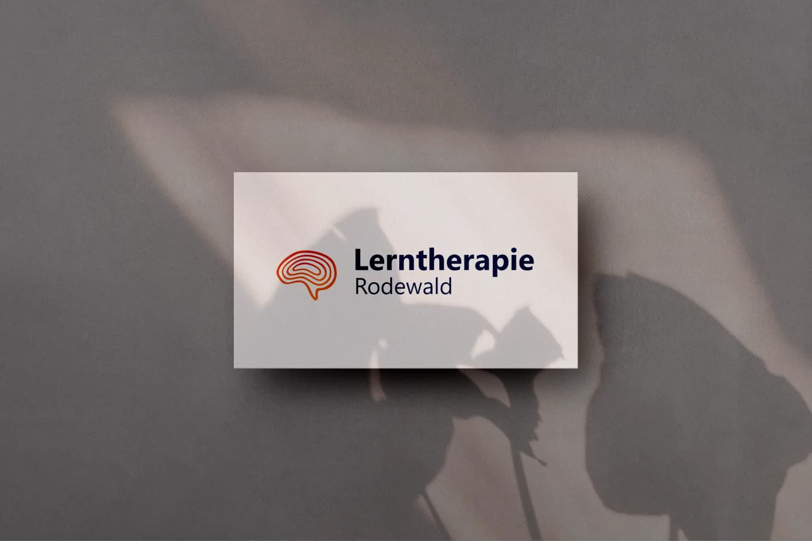 Visitenkarte mit Logo einer stilisierten Gehirnwindung in Orange neben dem Schriftzug Lerntherapie Rodewald
