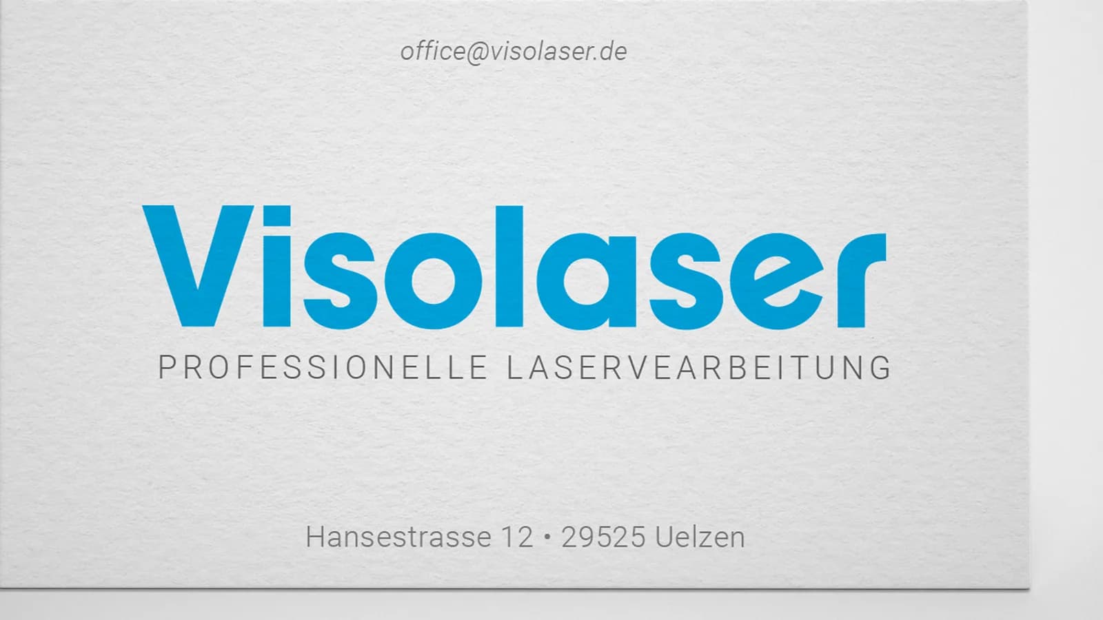 Visitenkarte auf weissem Naturpapier mit blauem Schriftzug Visolaser